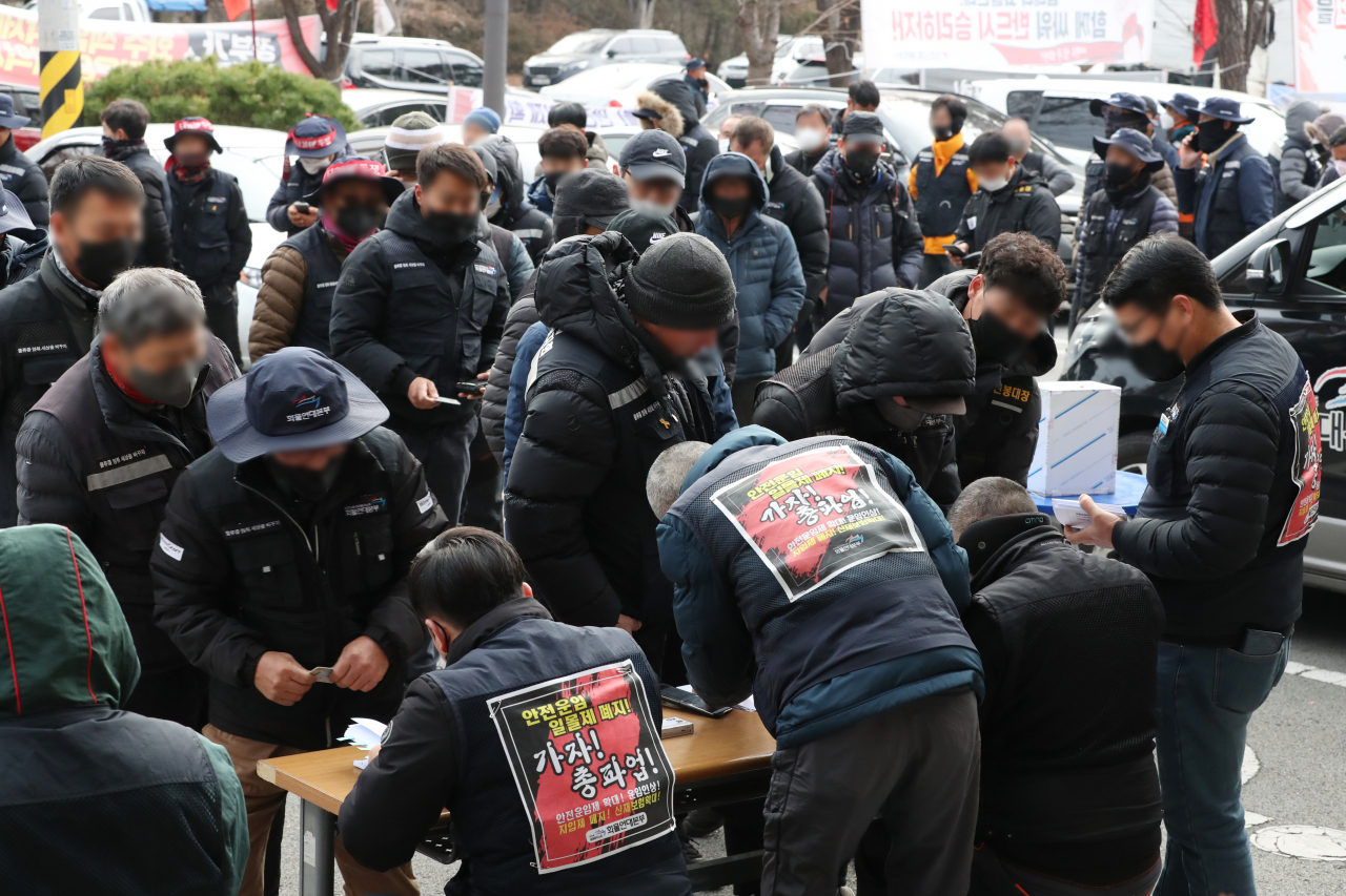 9일 오전 광주 광산구 진곡화물공영차고지에서 화물연대 광주본부 조합원이 총파업 종료 및 현장 복귀 찬반투표에 참여하고 있다. [연합]