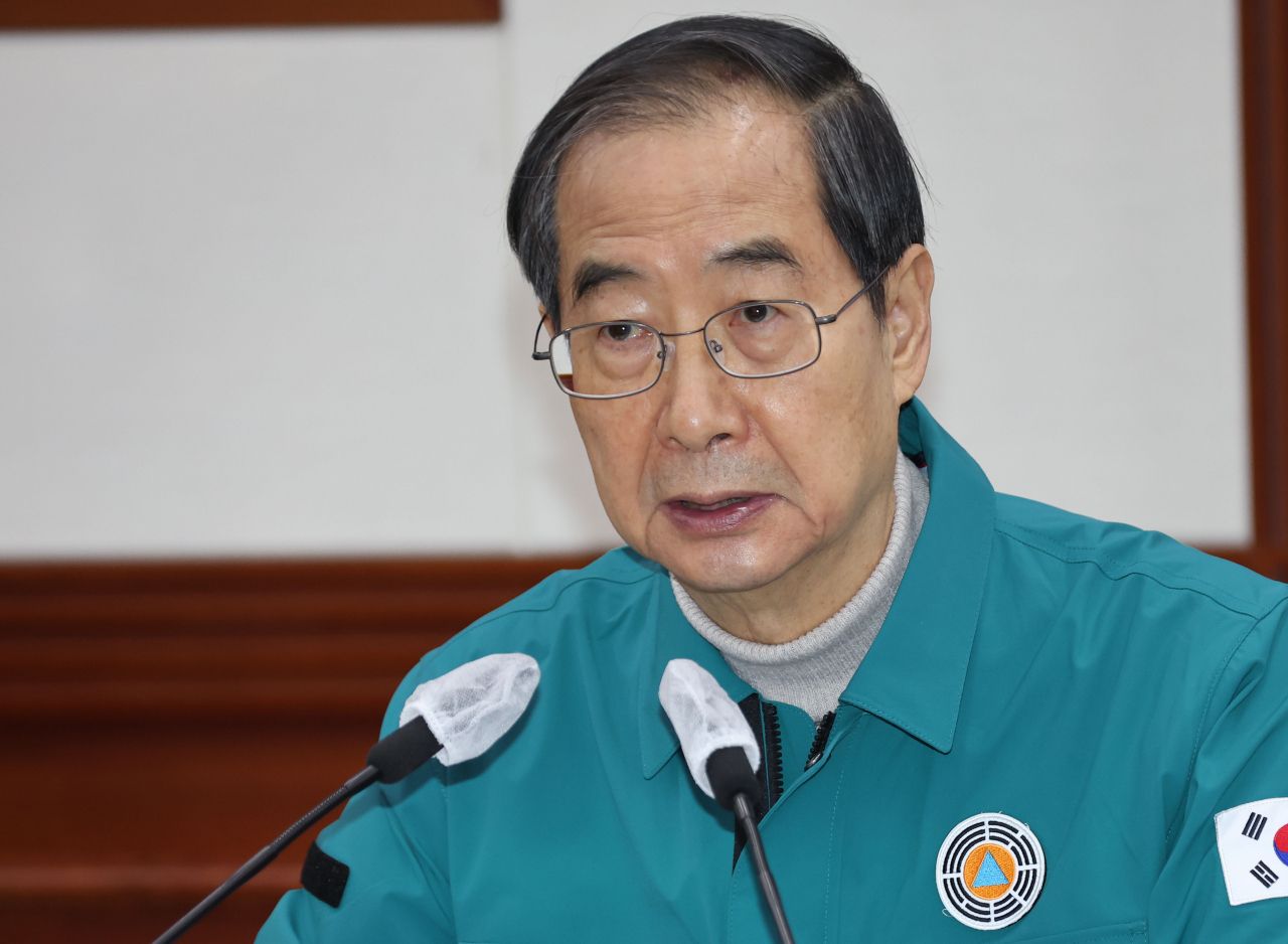 Prime Minister Han Duck-soo speaks at a response meeting in Seoul on Friday. (Yonhap)