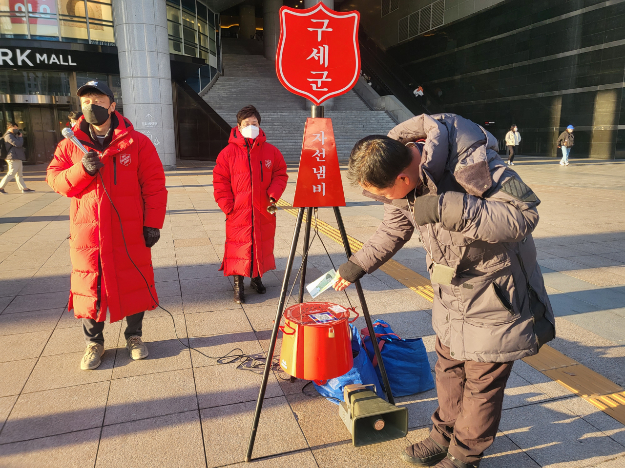 9일 서울시 용산역광장에 마련된 구세군 자선냄비에 주광성(53)씨가 기부하고 있다. 박혜원 기자