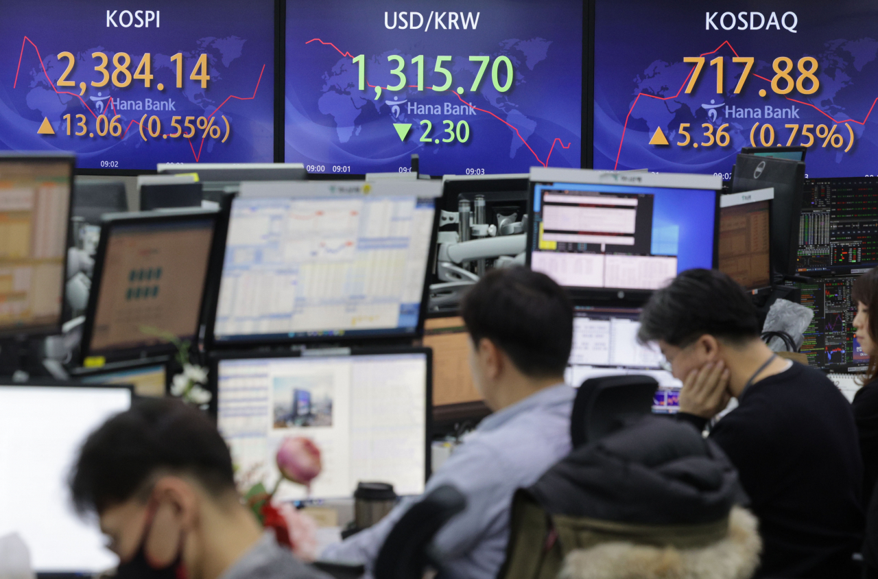 An electronic board showing the Korea Composite Stock Price Index at a dealing room of the Hana Bank headquarters in Seoul on Friday. (Yonhap)