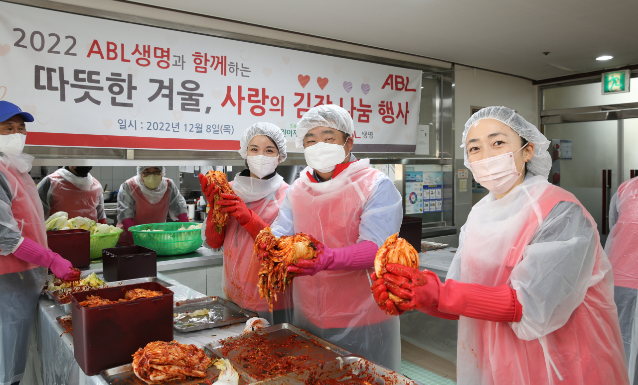 ABL생명은 시예저치앙(가운데) ABL 생명 사장을 비롯한 30여명의 임직원이 8일 서울 강서구 지온보육원에서 ‘따뜻한 겨울, 사랑의 김장나눔’ 봉사활동을 펼쳤다고 9일 밝혔다.
