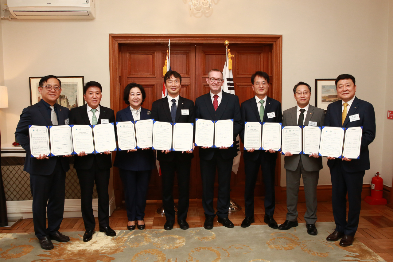 8일 오후 서울 중구 주한 영국대사관에서 금융감독원과 영국대사관, 이화여자대학교 및 국내 주요 기업 대표들이 기후리스크 관리모형 개발을 위한 업무협약을 체결하고 기념촬영을 하고 있다. 왼쪽부터 권희백 한화투자증권 대표이사, 함영주 하나금융그룹 회장, 김은미 이화여자대학교 총장, 이복현 금융감독원장, 콜린 크룩스 주한영국대사, 손병환 NH농협금융지주 회장, 남이현 한화솔루션 대표이사, 편정범 교보생명 대표이사.