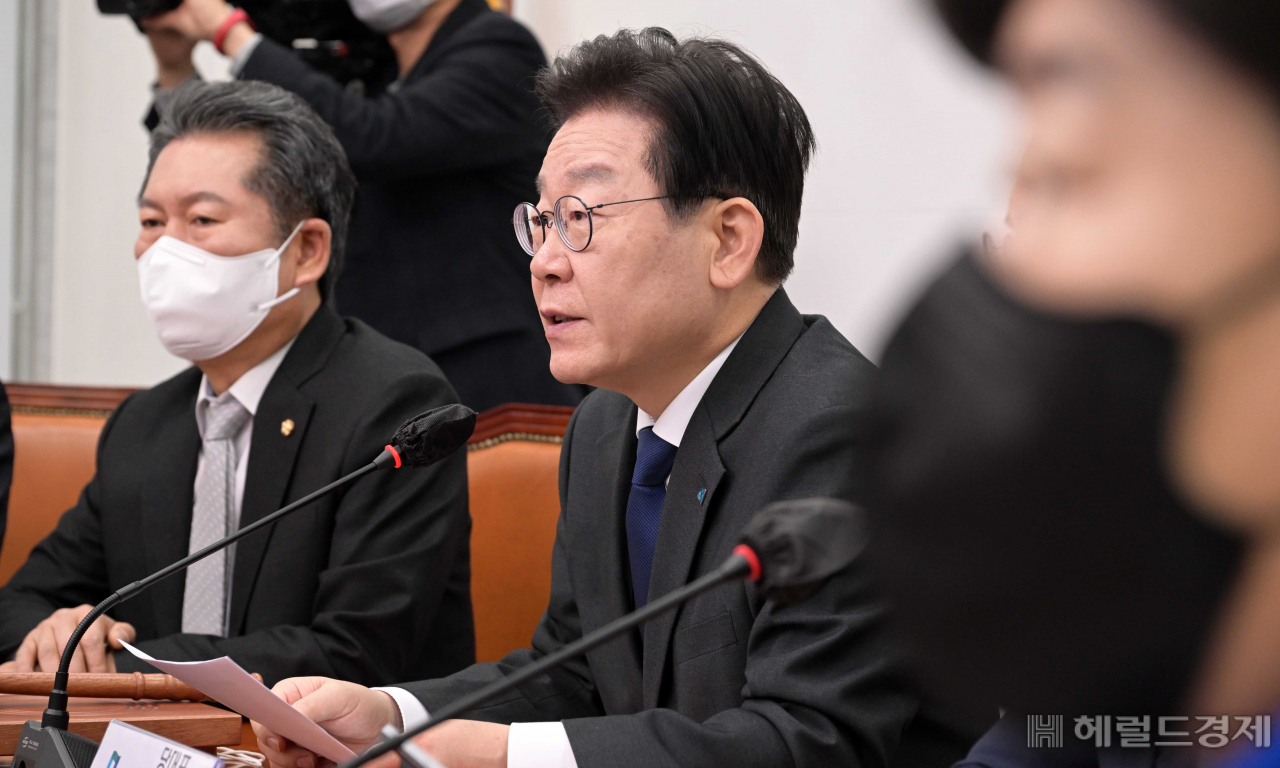 이재명 더불어민주당 대표가 9일 오전 서울 여의도 국회에서 열린 최고위원회의에 참석해 모두발언을 하고 있다. 이상섭 기자