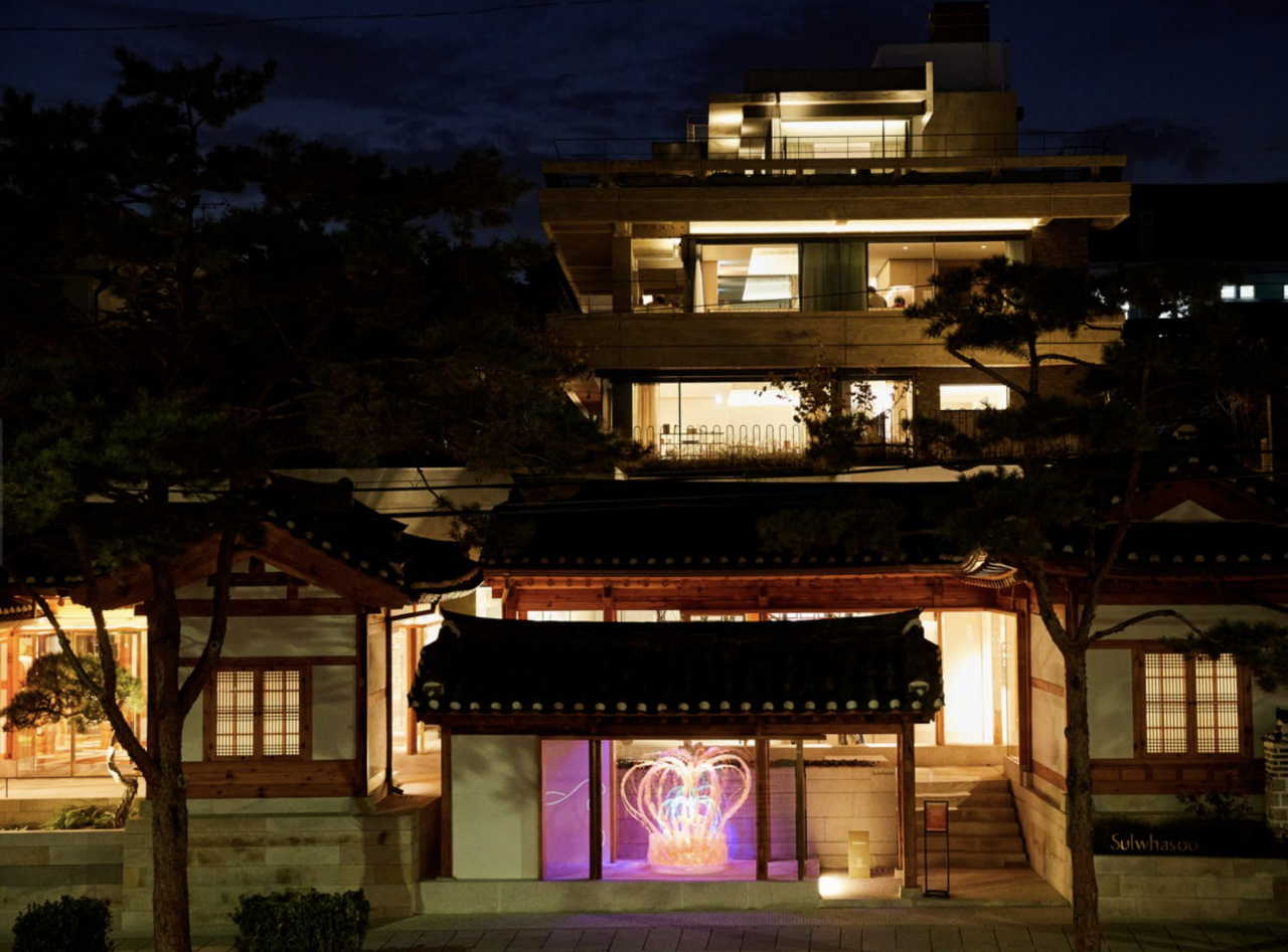 서울 종로구 북촌 한옥마을에서 열린 아모레퍼시픽 설화수의 ‘흙 눈 꽃-설화, 다시 피어나다’ 전시. [아모레퍼시픽 제공]