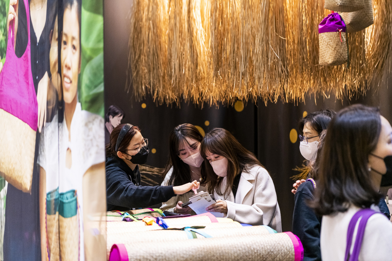 코엑스 띤.띵 전시 부스를 찾은 한국인 관람객