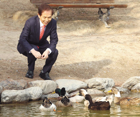 이광형 한국과학기술원(KAIST) 총장이 삼성전자로부터 선물받은 오리 5마리와 함께 즐거운 시간을 보내고 있다. [KAIST 제공]