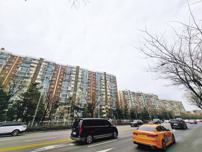 서울 강남구 압구정동의 현대아파트 전경.