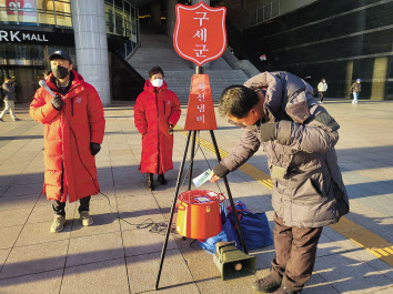 9일 서울시 용산역광장에 마련된 구세군 자선냄비에 주광성(53)씨가 기부하고 있다. 박혜원 기자