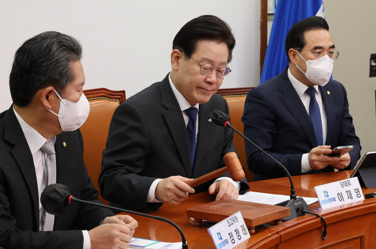 이재명 더불어민주당 대표가 9일 국회에서 열린 최고위원회의에서 의사봉을 두드리고 있다. [연합]