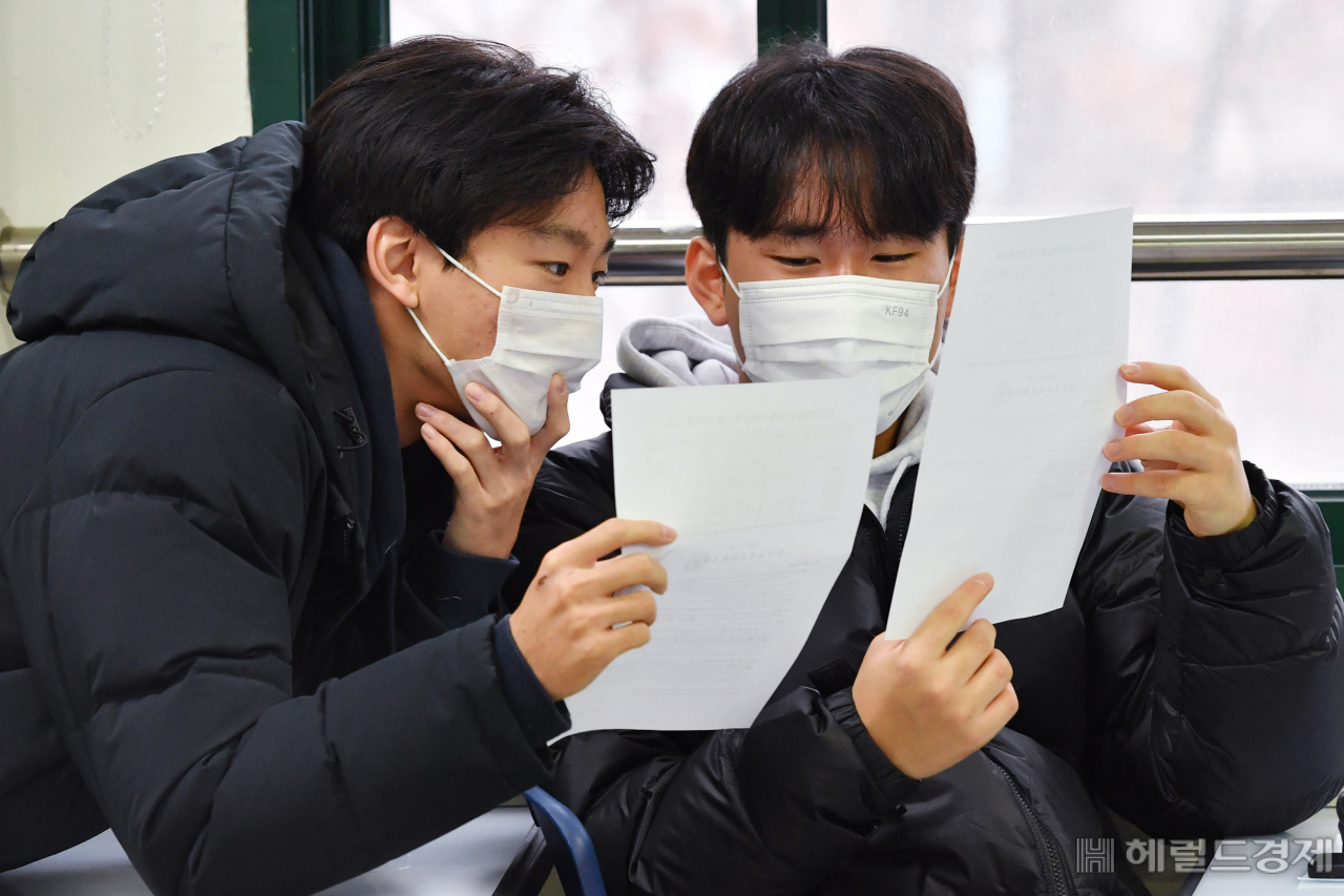 2023학년도 대학수학능력시험 성적표 배부일인 9일 서울 종로구 경복고등학교에서 교사가 학생들에게 성적표를 배부하고 있다. 임세준 기자