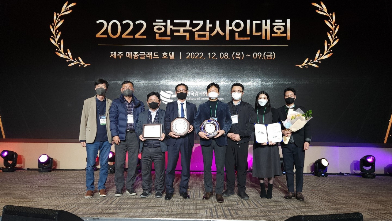 문병주 한국연구재단 상임감사(왼쪽 네 번째) 및 한국연구재단, 정보통신기획평가원 직원들이 수상 후 단체사진을 촬영하고 있다.[한국연구재단 제공]