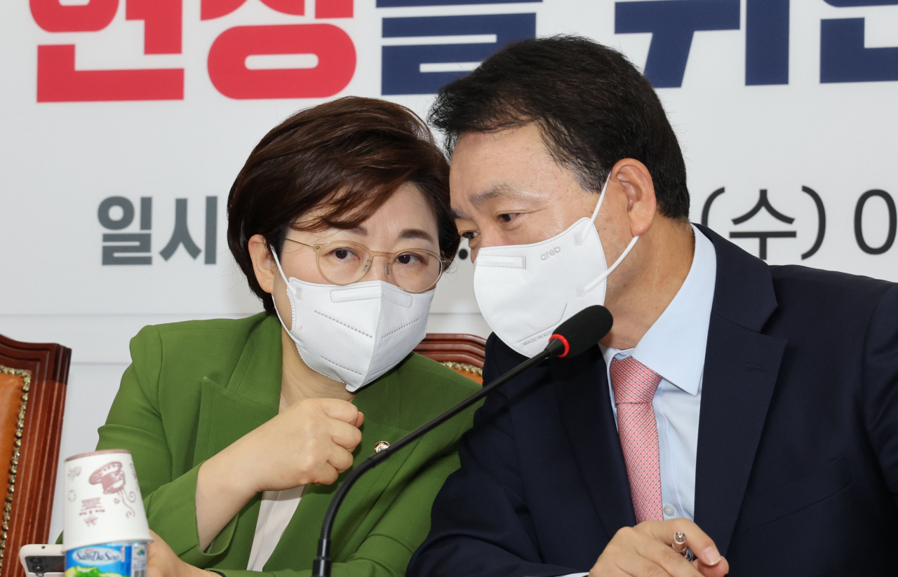 성일종 국민의힘 정책위의장이 16일 오전 서울 여의도 국회에서 열린 '공정과 상식이 바로 선 건설 현장을 위한 규제개혁 간담회'에서 국토교통위 국민의힘 간사인 김정재 의원과 대화하고 있다. [연합]