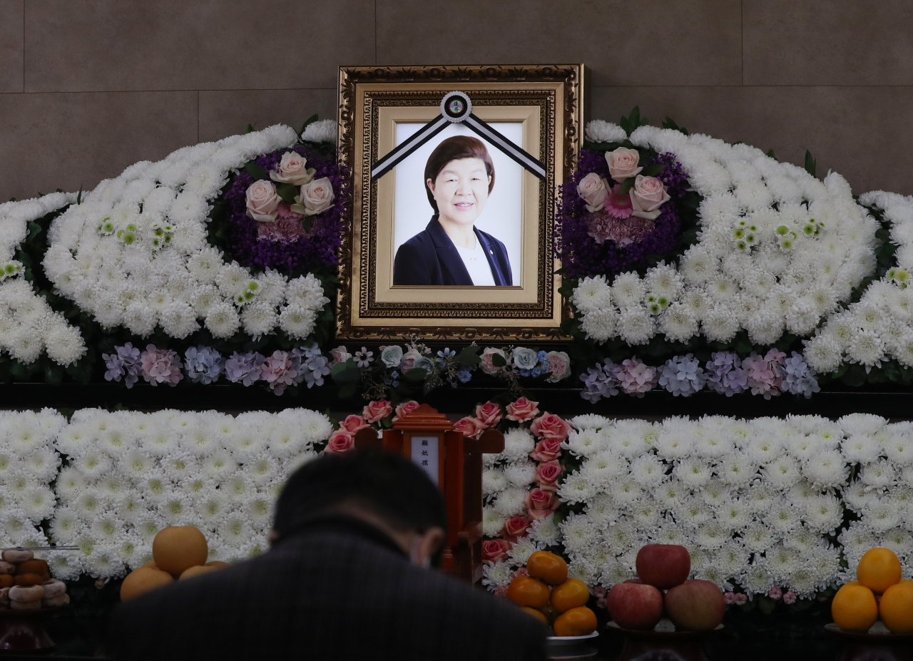 8일 별세한 노옥희 울산시교육감의 빈소가 마련된 울산시 북구 울산시티병원 장례식장에서 조문객이 묵념하고 있다. [연합]