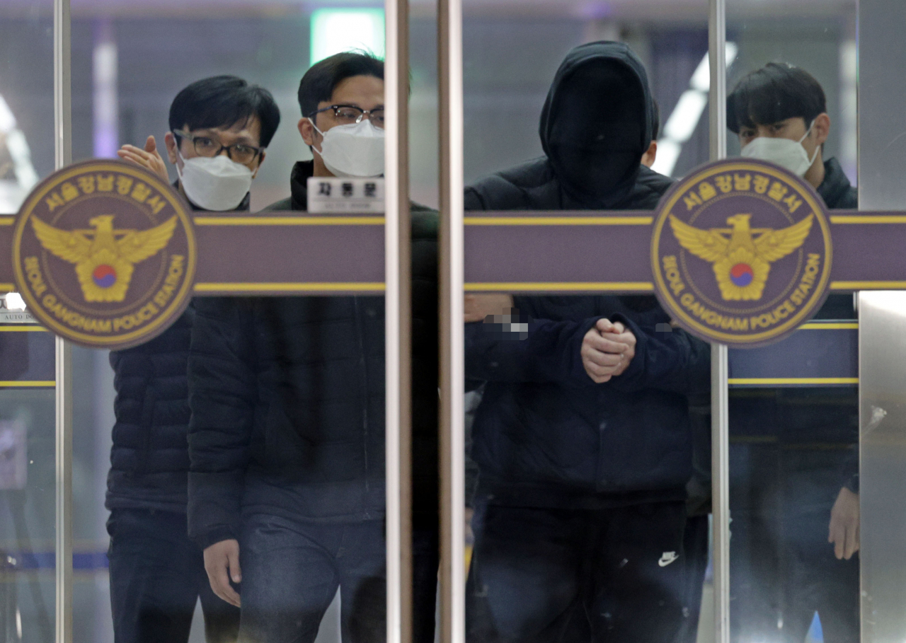 음주운전을 하다가 어린이보호구역(스쿨존)에서 초등학교 3학년생을 치어 숨지게 한 30대 남성 A씨가 9일 오전 서울 강남경찰서에서 검찰로 송치되고 있다. [연합]