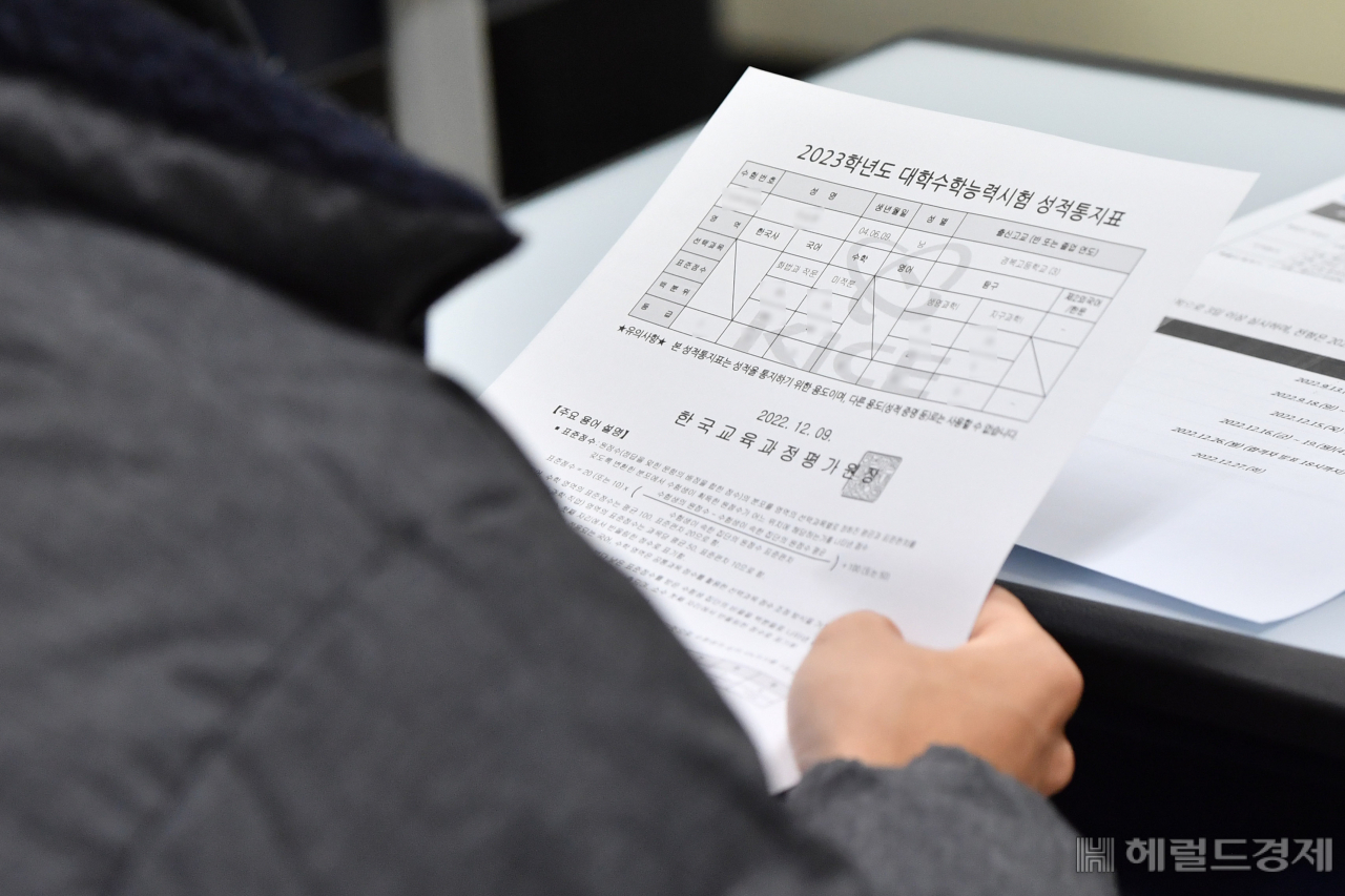 2023학년도 대학수학능력시험 성적표 배부일인 9일 서울 종로구 경복고등학교에서 한 학생이 성적표를 살펴보고 있다. 임세준 기자