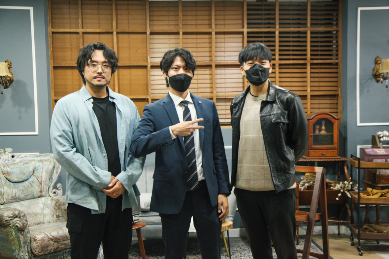왼쪽부터 가수 지예송, 멜로틱의 윤영준과 이정훈