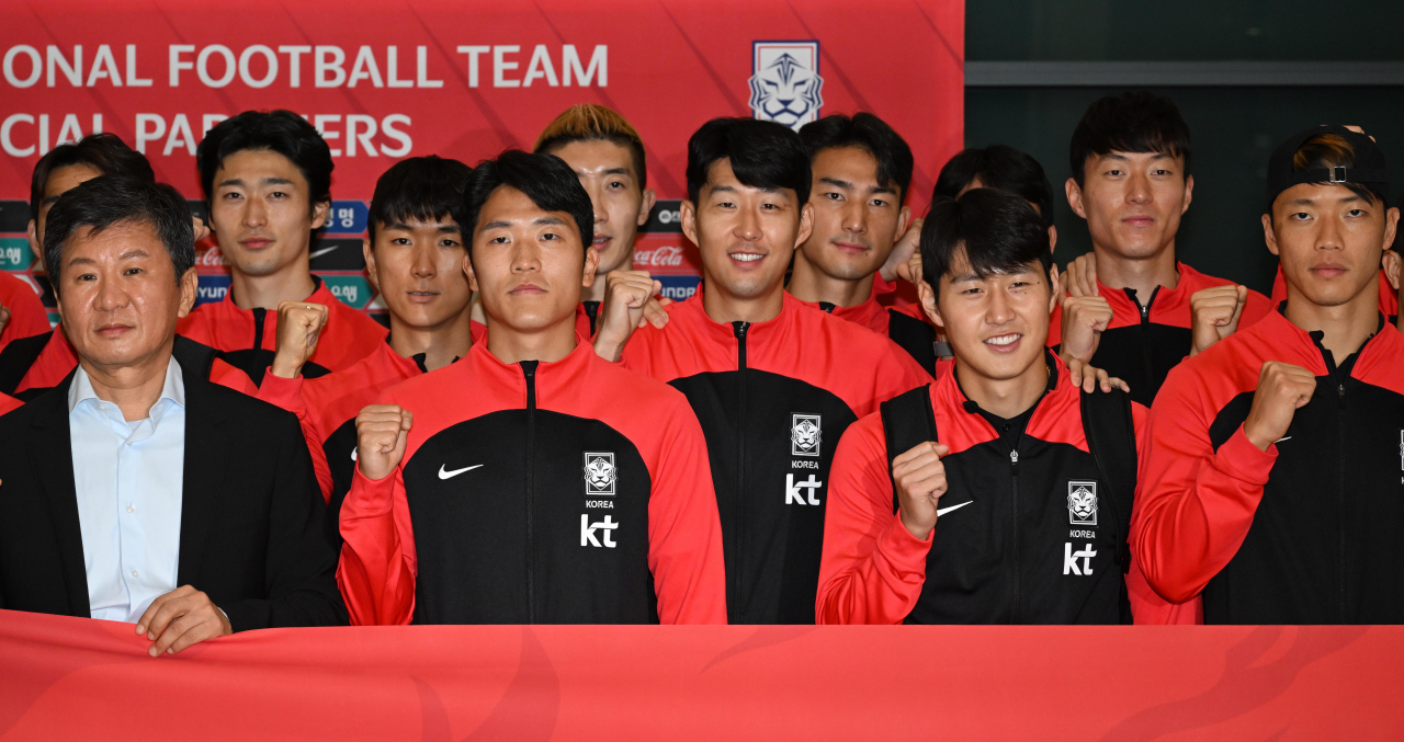 2022 카타르 월드컵 일정을 마친 한국축구대표팀 선수단이 7일 인천 중구 인천국제공항 제1여객터미널에서 열린 환영 행사에 참석해 화이팅을 외치고 있다.[연합]