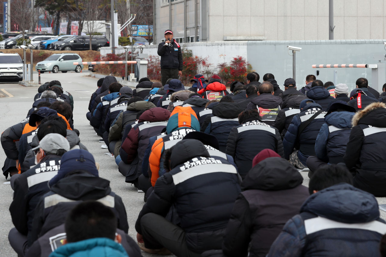 화물연대가 찬반투표를 거쳐 총파업을 끝낸 9일 광주 광산구 진곡화물공영차고지에서 조합원들이 해단식을 하고 있다. [연합]