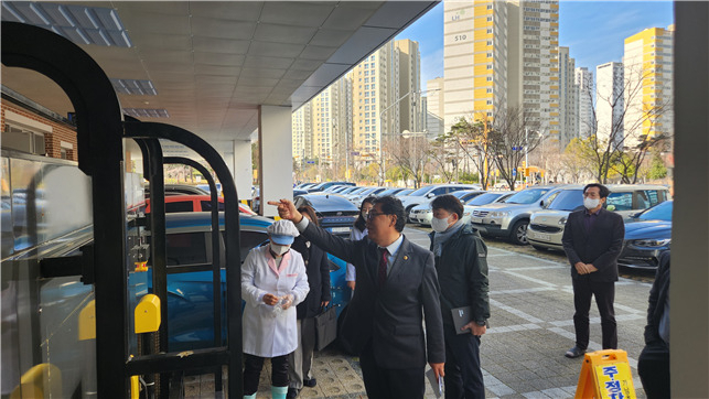 경남도의회 교육위원회 소속 허용복 부위원장이 지난 8일 학교 현장을 방문해 학교 급식소에 설치된 음식물쓰레기 처리기의 운용 실태를 점검하고 있다. [사진=경남도의회]