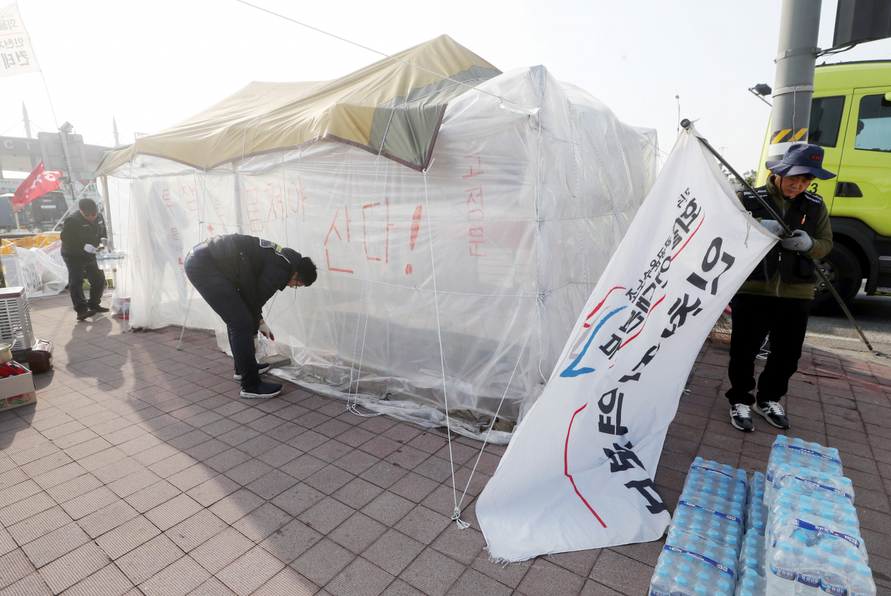 민주노총 공공운수노조 화물연대본부(화물연대)가 파업을 해제한 9일 오후 인천시 연수구 인천 신항 선광신컨테이너터미널 앞에서 화물연대 인천본부 노조원들이 파업 텐트를 철거하고 있다. [연합]