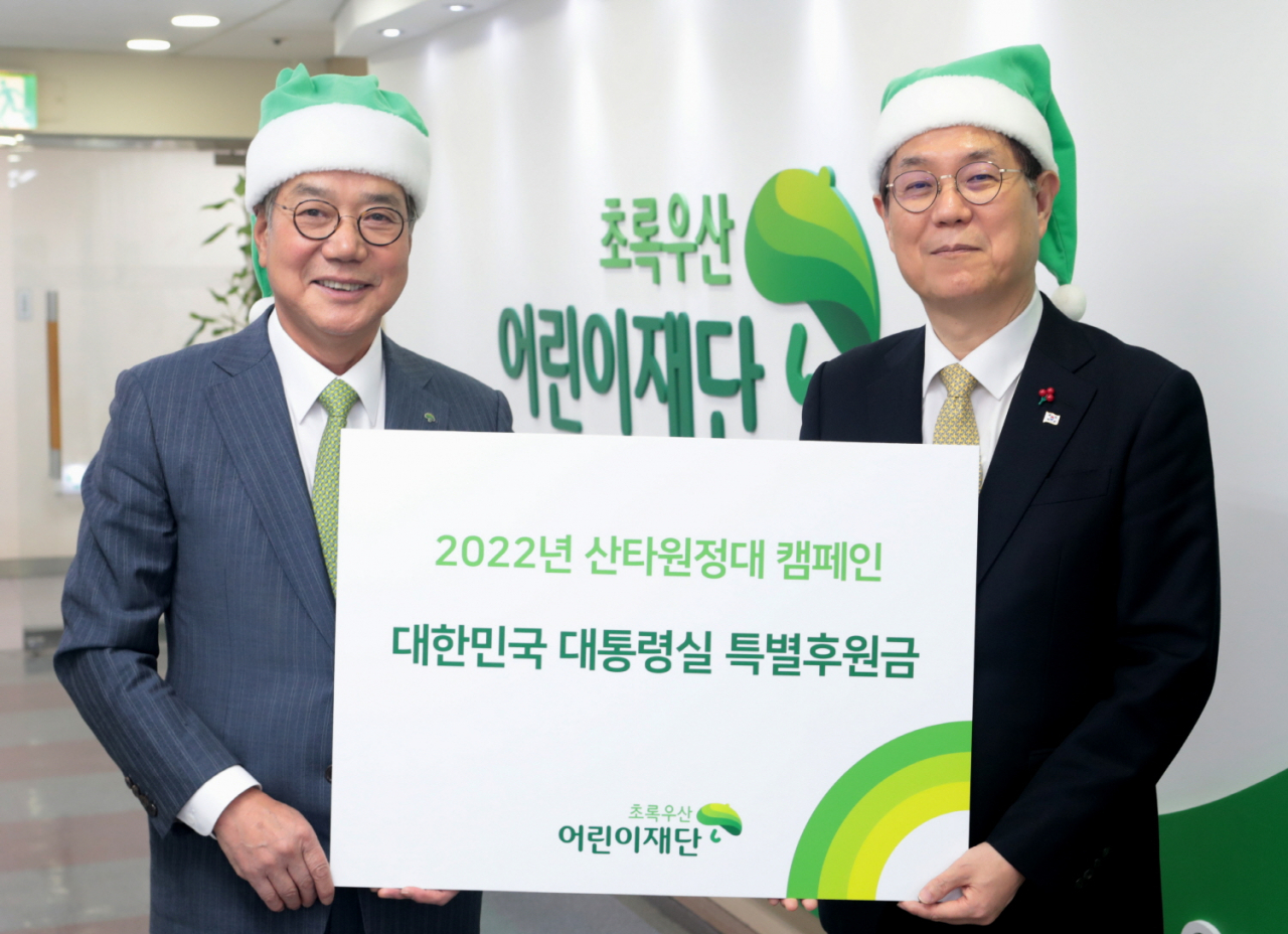 9일 서울 중구 초록우산어린이재단에서 진행된 윤석열 대통령 내외의 기부금 전달식. (왼쪽부터) 황영기 초록우산어린이재단 회장, 이관섭 국정기획수석.