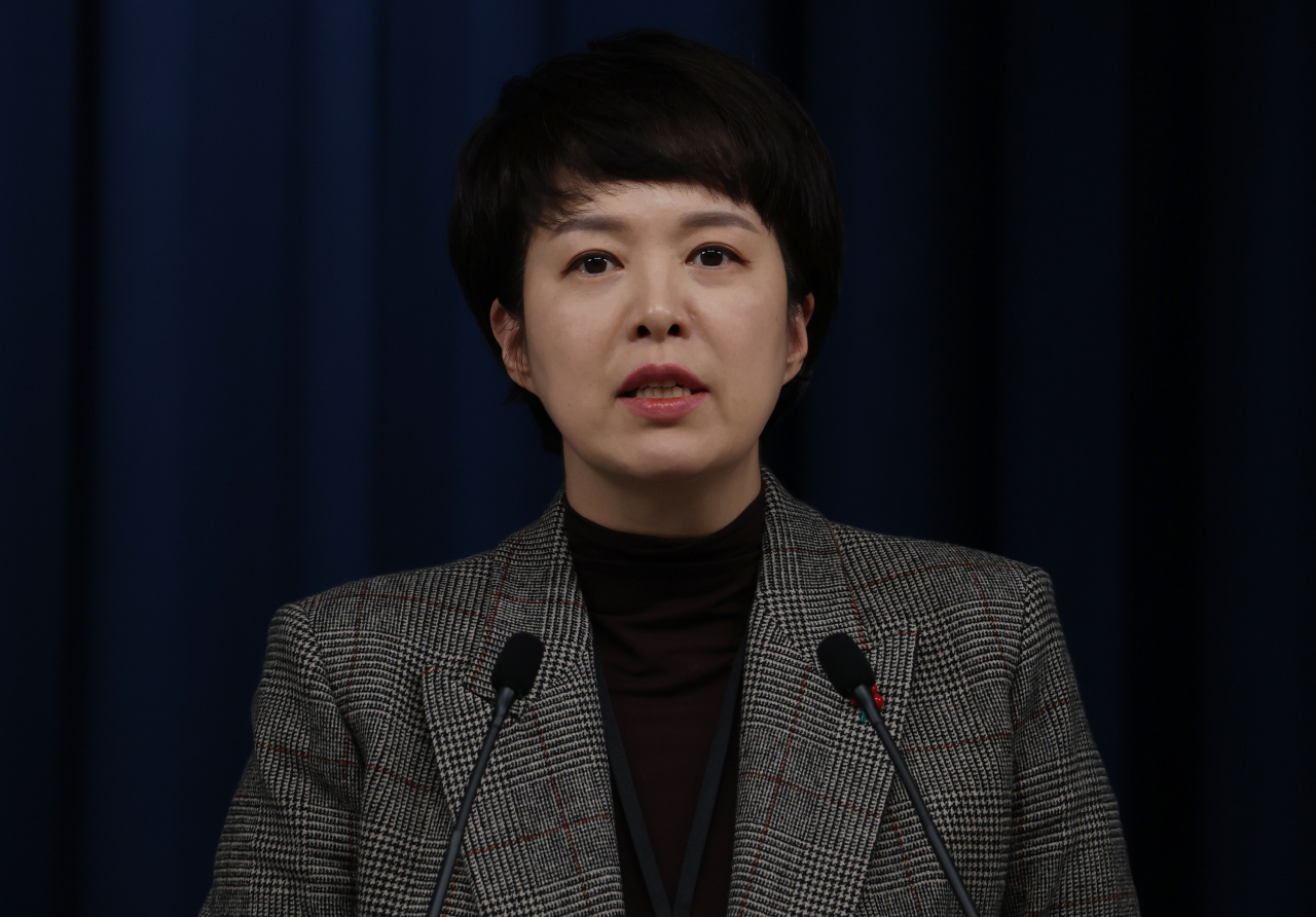 김은혜 대통령실 홍보수석이 9일 오후 서울 용산 대통령실 청사 브리핑룸에서 민주노총 공공운수노조 화물연대본부(화물연대)의 집단운송거부(총파업) 철회 결정에 대한 대통령실 입장에 대해 밝히고 있다. [연합]