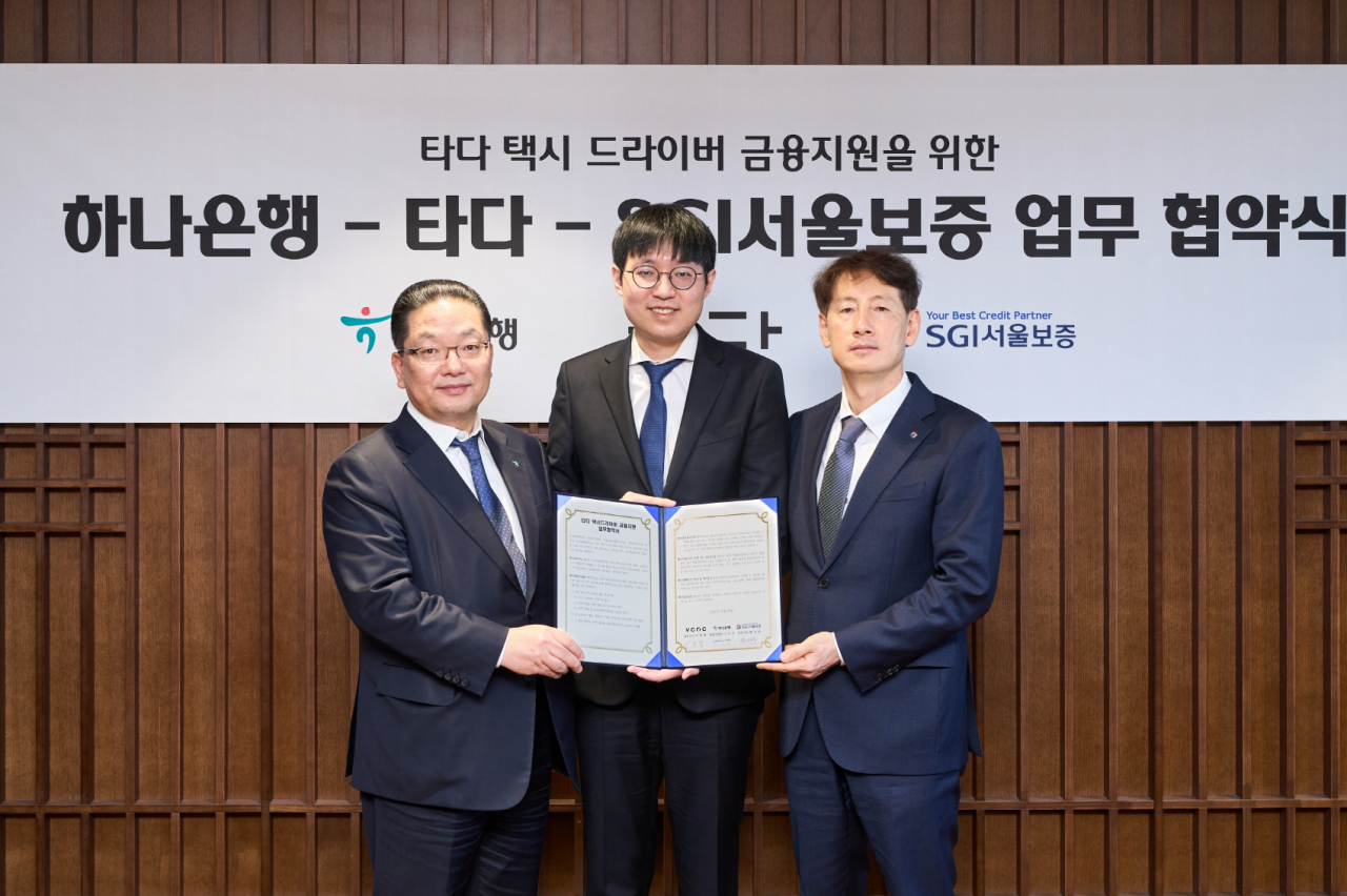 왼쪽부터 이호성 하나은행 총괄부행장, 이정행 타다 대표, 황의탁 SGI서울보증 전무이사가 ‘타다 드라이버 금융지원 업무협약’을 체결하고 기념촬영을 하고 있다. [타다 제공]