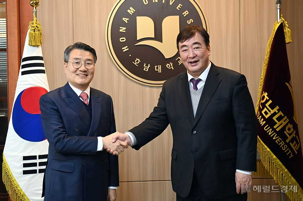 박상철 호남대학교 총장은 9일 총장실에서 싱하이밍(張承剛) 주한중국대사와 만나 환담을 갖었다.