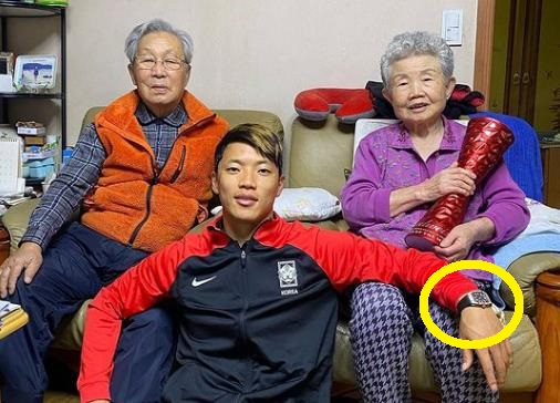 트로피를 선물한 황희찬 [황희찬 인스타그램]