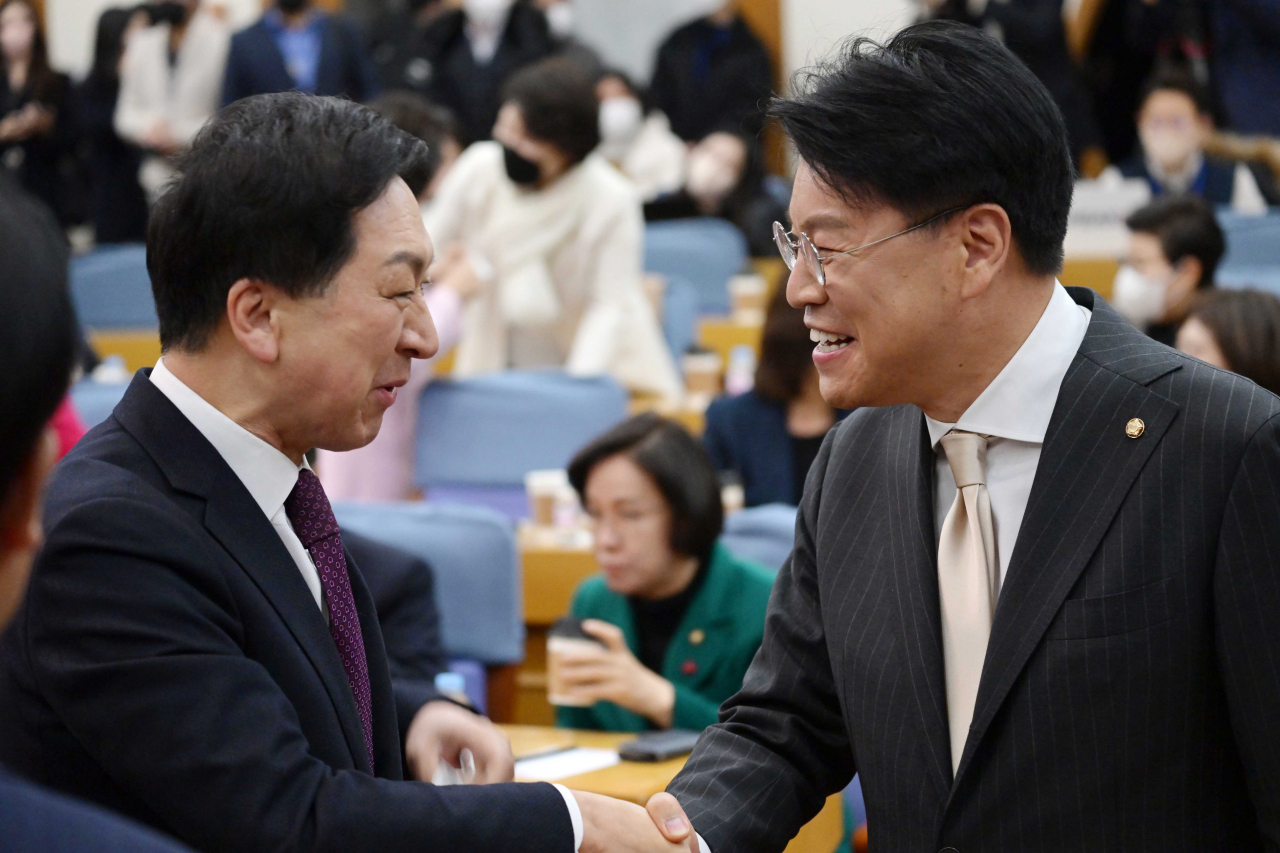 국민의힘 친윤(친윤석열)계 의원들의 공부 모임인 '국민공감'이 7일 오전 서울 여의도 국회의원회관 제1소회의실에서 첫 모임을 가진 가운데 김기현 의원과 장재원 의원이 악수를 하고 있다. 이상섭 기자