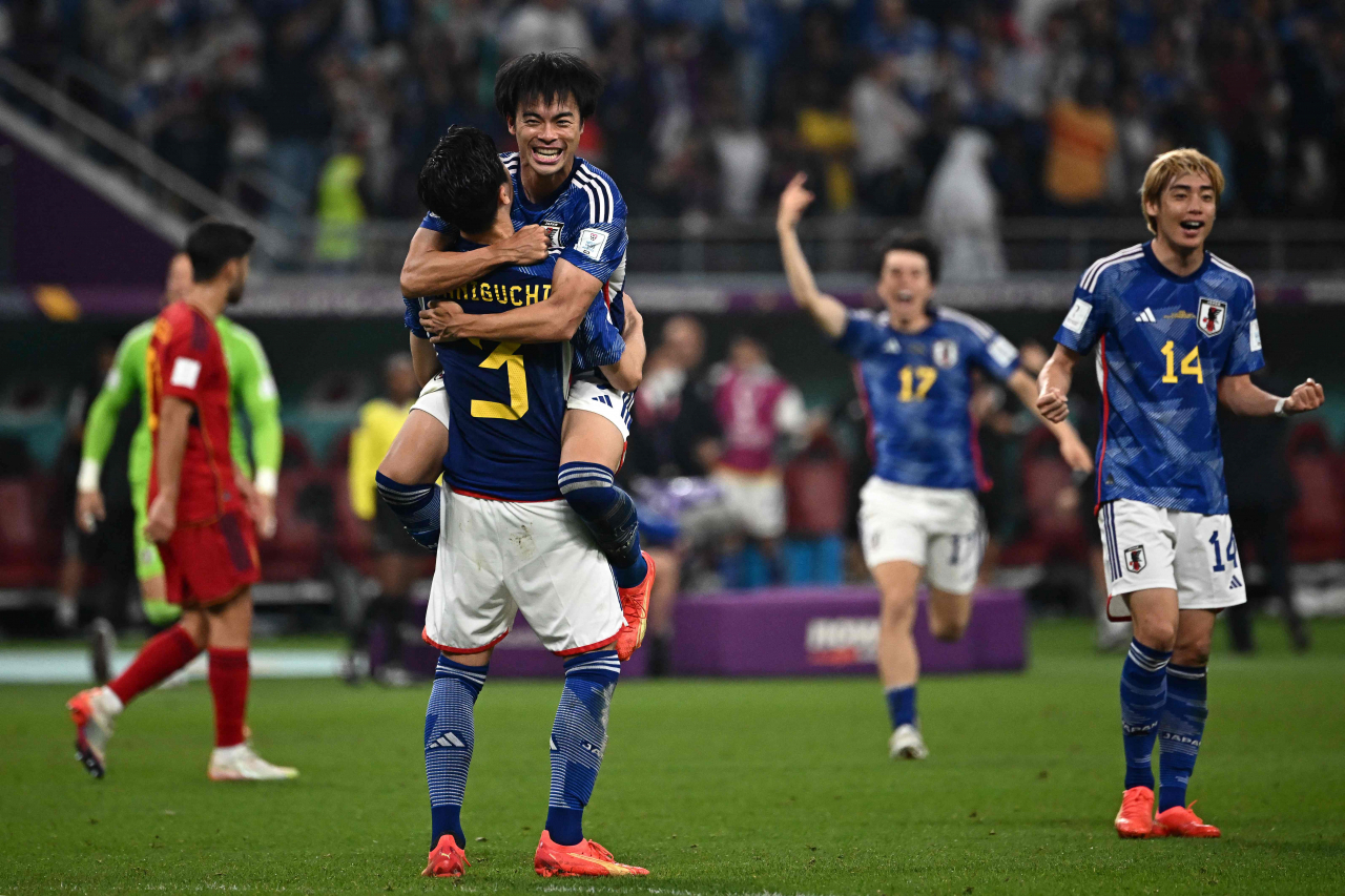 일본 축구대표팀 선수들이 지난 1일(현지시간) 2022 카타르월드컵 E조 조별리그 마지막 경기인 스페인전에서 승리를 거둔 후 기뻐하고 있다. [AFP]