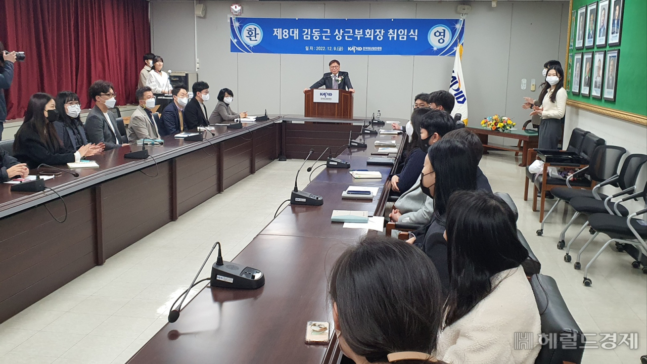 김부회장은 중앙과 지방을 아우르는 폭넓은 네트워크와 관련산업 전문성, 이해도가 높다는 평이다.