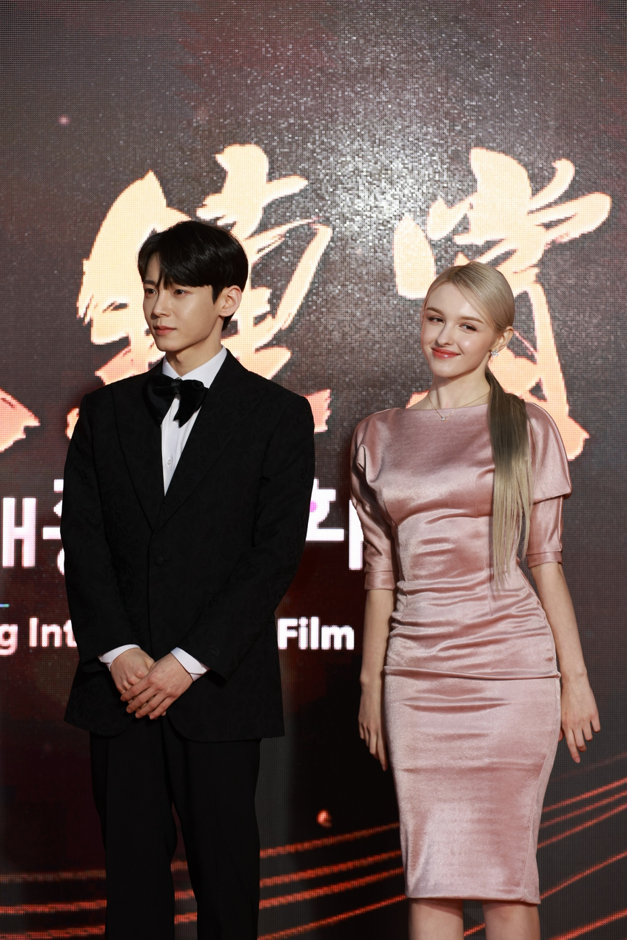 TikTok creators Changha (left) and Elina Karimovaa pose at the 58th Daejong International Film Awards red carpet held at the New Millennium Grand Theater in Konkuk University, Seoul, on Friday. (Daejong International Film Awards)
