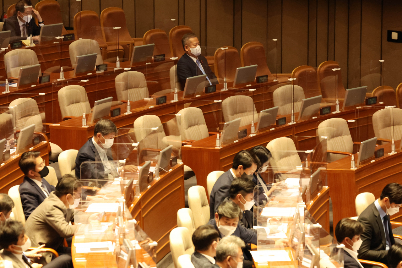 Interior Minister Lee Sang-min (center, at top of photo) attends a plenary parliamentary session on Thursday, where a motion calling for his dismissal was reported. (Yonhap)