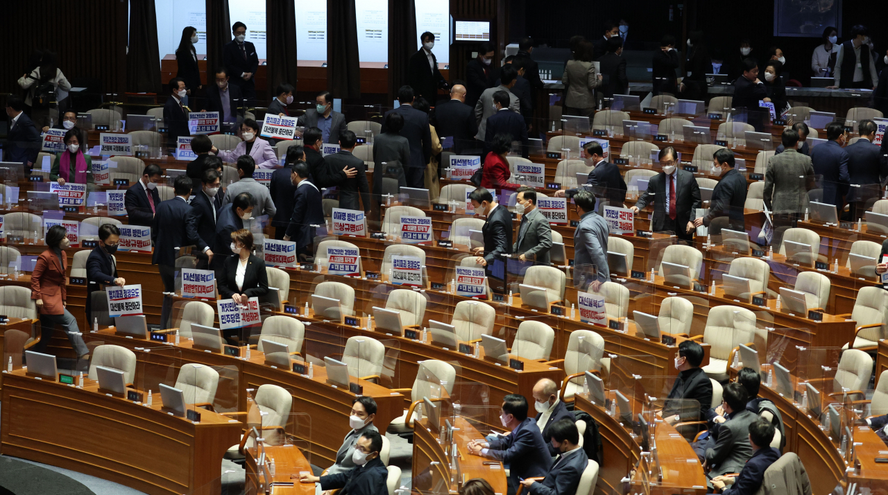 국민의힘 의원들이 11일 오전 서울 여의도 국회에서 열린 본회의에서 이상민 행정안전부 장관 해임 건의안 표결에 앞서 퇴장하고 있다. [연합]