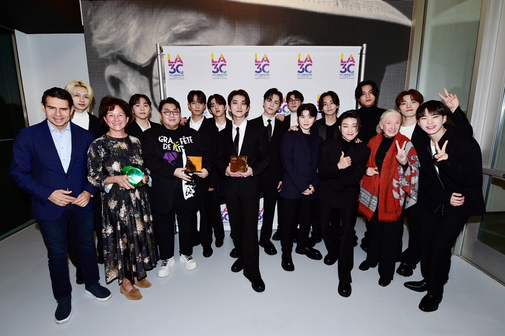 하이브 방시혁 의장과 세븐틴이 ‘LA3C’ 페스티벌에서 문화홍보대사상을 받았다. [플레디스 제공]