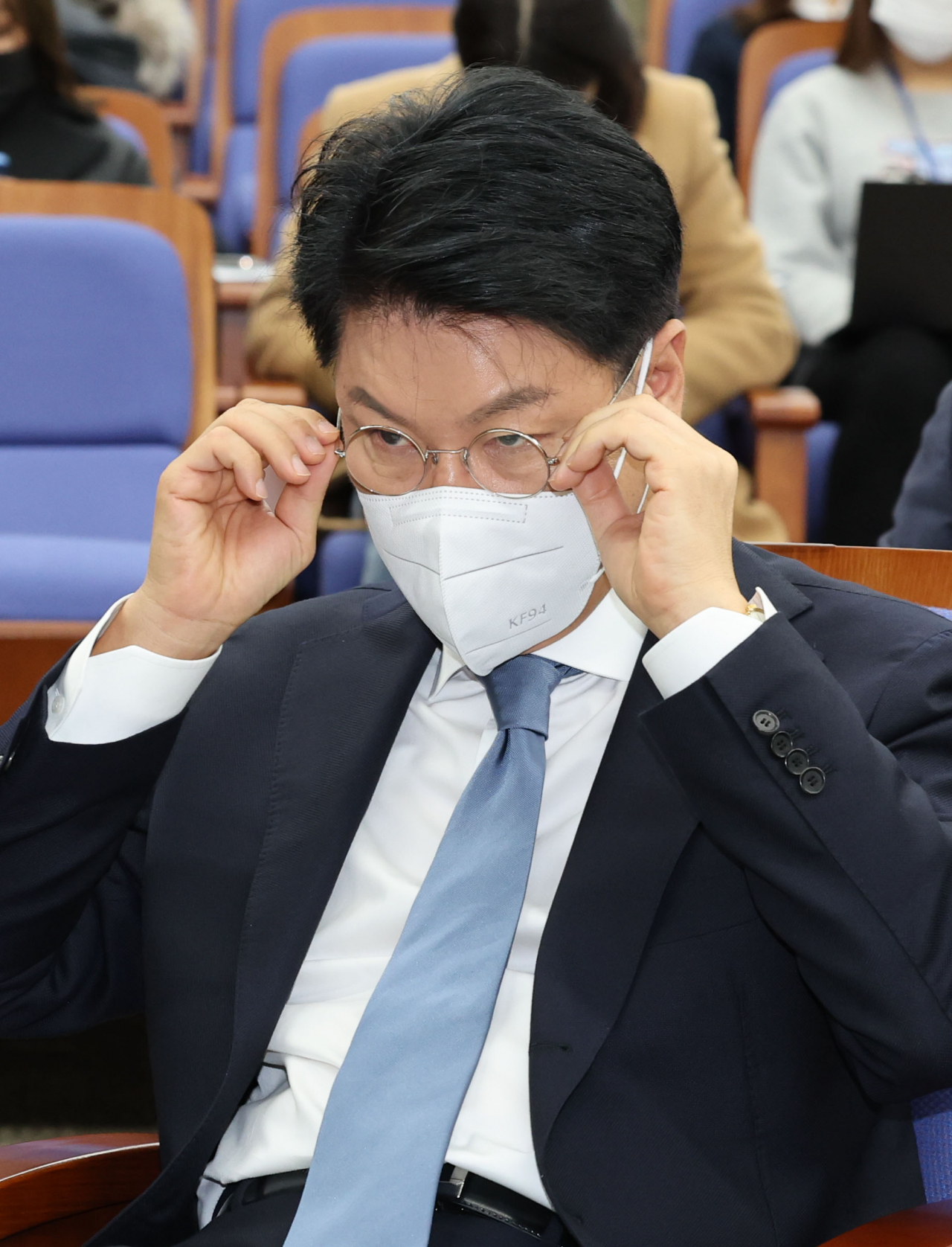 장제원 국민의힘 의원이 8일 오전 서울 여의도 국회에서 열린 국민의힘 국회상임위원장 후보자 선출 의원총회에서 안경을 고쳐쓰고 있다. [연합]