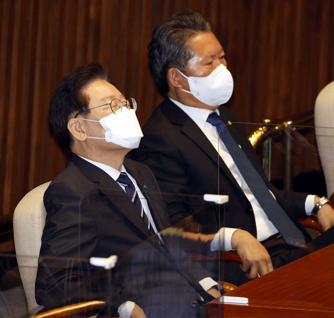 이재명 더불어민주당 대표가 11일 서울 여의도 국회에서 이상민 행정안전부 장관 해임건의안 처리를 위해 열린 본회의에 참석한 뒤 눈을 감고 생각에 빠져 있다. [연합]