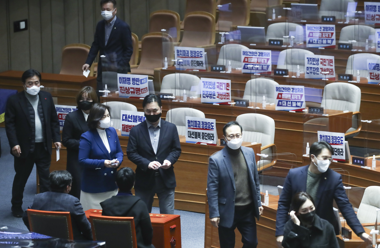 더불어민주당 의원들이 11일 오전 서울 여의도 국회에서 열린 본회의에서 국민의힘 의원들이 퇴장한 가운데 이상민 행정안전부 장관 해임 건의안 투표를 하고 있다. [연합]