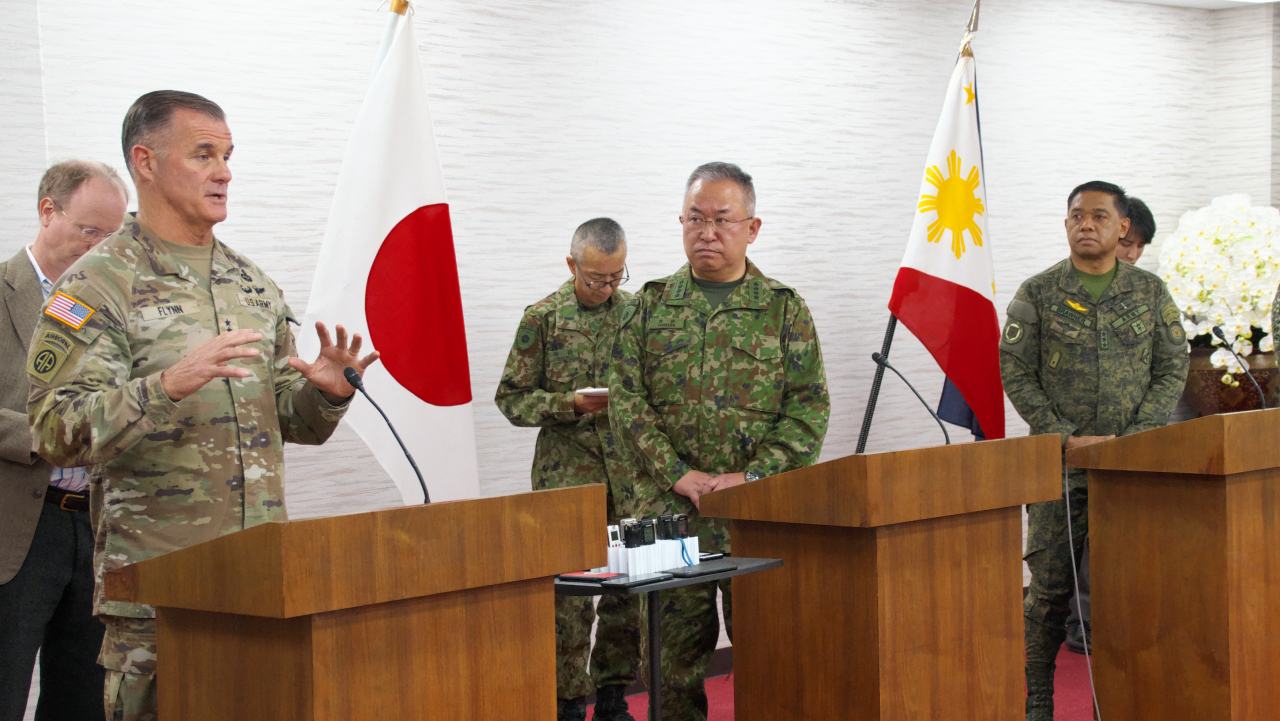 미국, 일본, 필리핀 육군 수장이 지난 11일 일본 도쿄도 아사카 육상자위대 주둔지에서 회담한 뒤 기자회견을 하고 있다. 왼쪽부터 찰스 플린 미국 태평양육군 사령관, 요시다 요시히데 일본 육상막료장, 로미오 브라우너 필리핀 육군 사령관. [UPI]