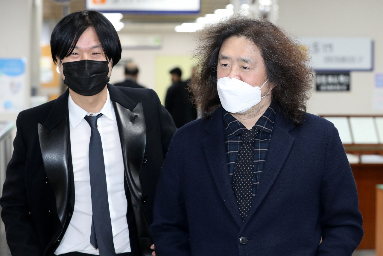김어준 딴지일보 총수(오른쪽)와 주진우 전 시사인 기자가 7일 오전 서초동 서울고등법원에서 열리는 선거법 위반 관련 공판에 출석하고 있다. [연합]