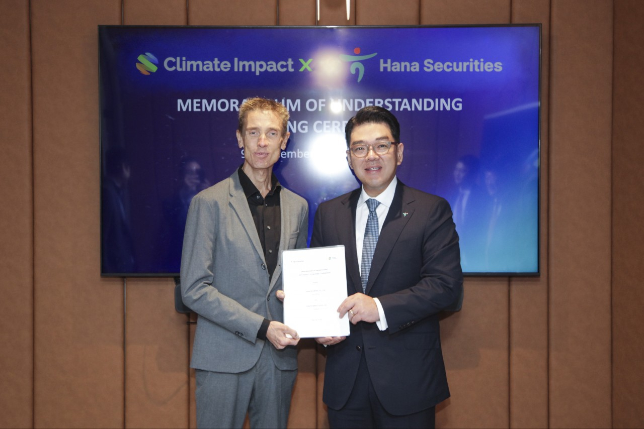 이은형 하나증권 대표이사(오른쪽)와 미켈 라르센(Mikkel Larsen) CIX 대표이사(왼쪽). [하나증권 제공]
