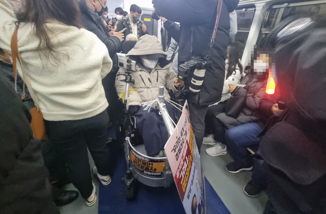 12일 오전 8시 26분 서울 지하철 4호선 삼각지역에서 서울역 방면으로 가는 열차에서 전국장애인차별철폐연대(전장연)가 선전전을 진행 중이다. 김빛나 기자