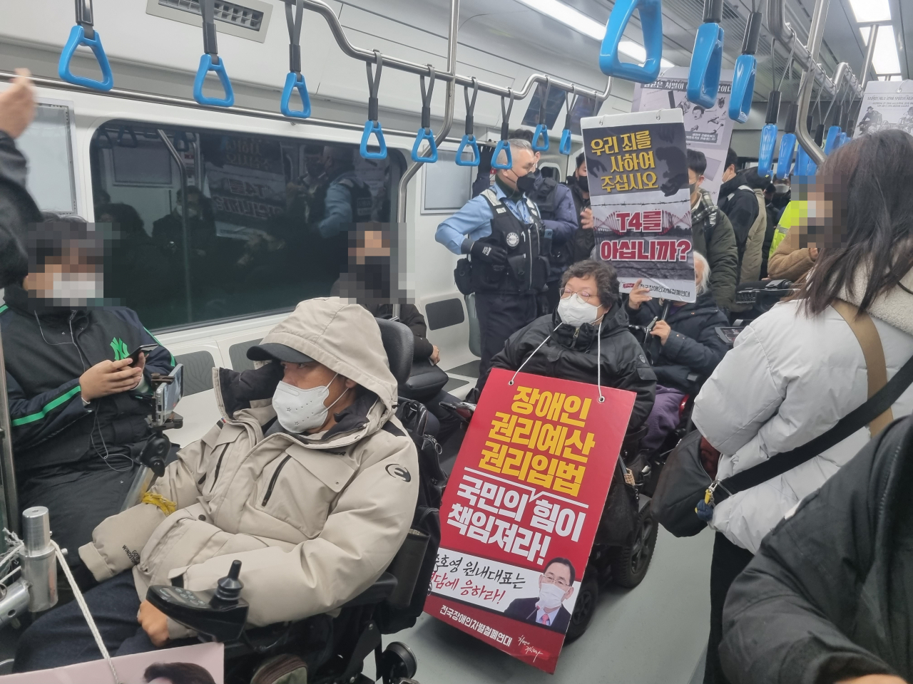 12일 오전 8시꼐 서울 지하철 4호선 서울역에서 사당역 방면으로 가는 열차에서 전국장애인철폐연대(전장연)가 선전전을 진행 중이다. 김빛나 기자