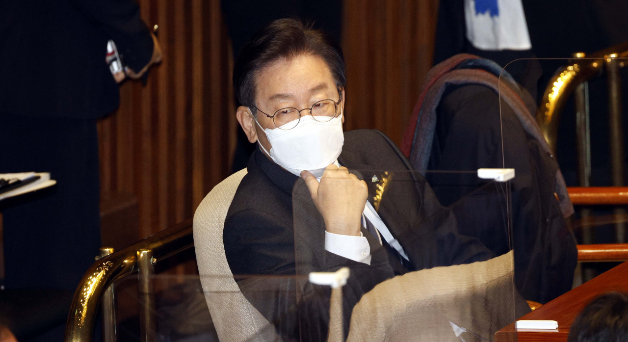 이재명 더불어민주당 대표가 11일 서울 여의도 국회에서 이상민 행정안전부 장관 해임건의안 처리를 위해 열린 본회의에 참석해 있다. [연합]
