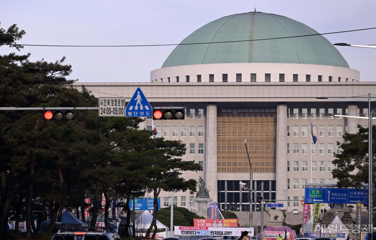 내년도 예산안의 최대 쟁점인 법인세를 두고 여야가 맞서는 가운데 12일 오전 서울 여의도 국회에 위기감이 감돌고 있다. 이상섭 기자