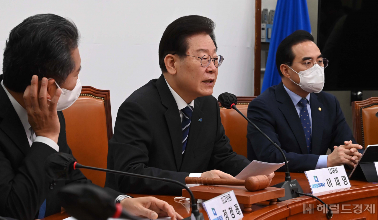 이재명 더불어민주당 대표가 12일 오전 서울 여의도 국회에서 열린 최고위원회의에서 발언을 하고 있다. 이상섭 기자