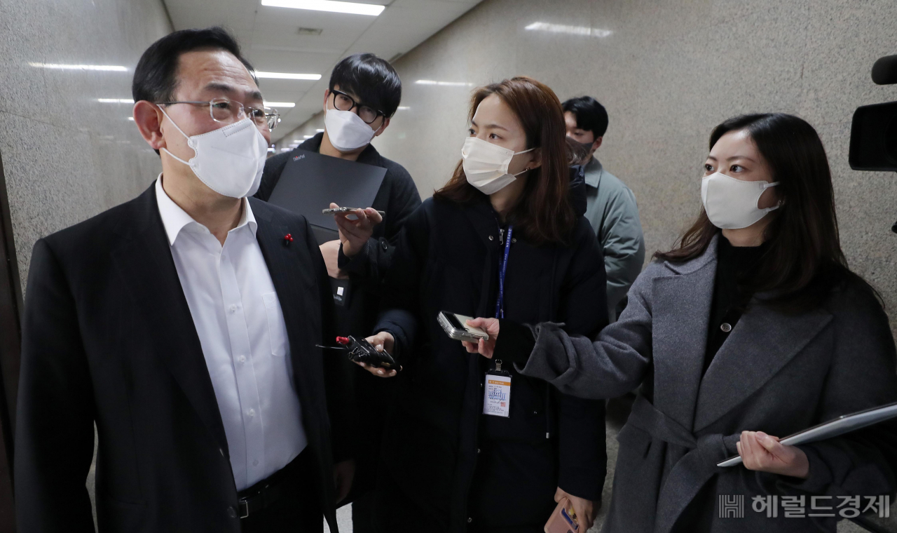 주호영 국민의힘 원내대표가 12일 오전 서울 여의도 국회로 원내대표실로 출근하고 있다. 이상섭 기자
