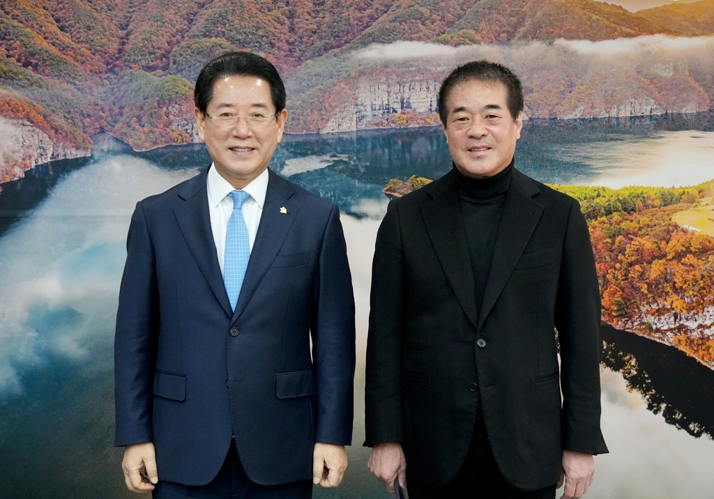 전국체전 총감독으로 위촉된 박명성씨(오른쪽)
