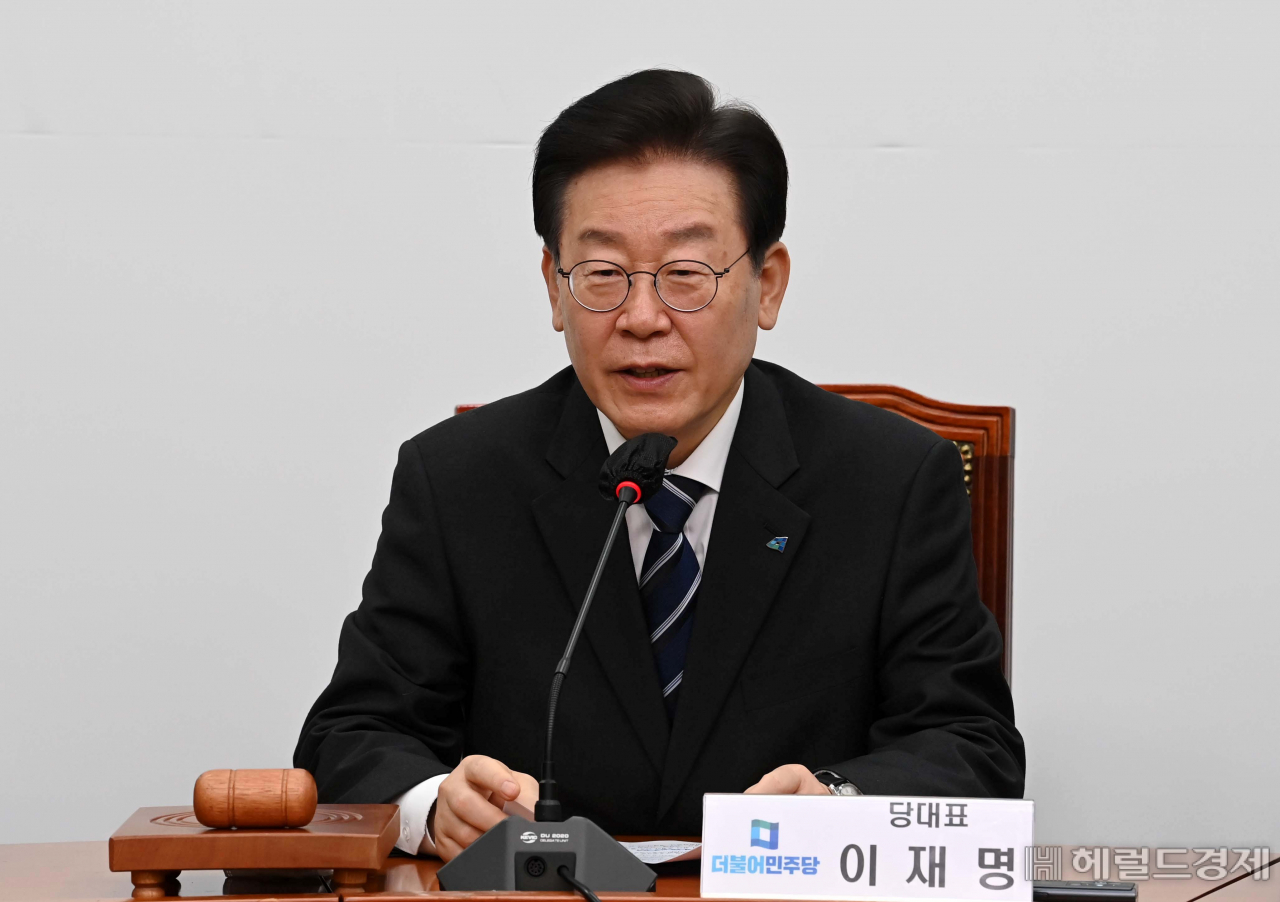 이재명 더불어민주당 대표가 12일 오전 서울 여의도 국회에서 열린 최고위원회의에서 발언을 하고 있다. 이상섭 기자